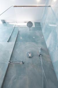 White & black Suites