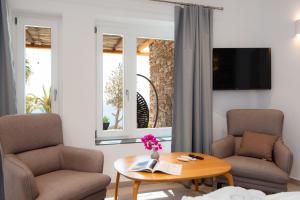 White & black Suites