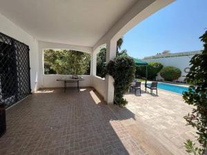 Luxurious villa with pool and beach access