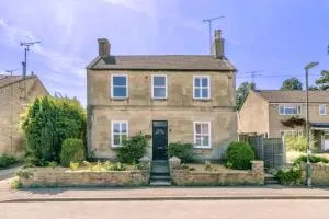 Luxury Cotswolds Cottage with Hot Tub - 格莱顿