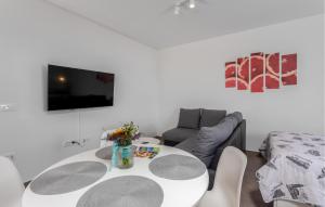 Amazing Apartment In Icici 