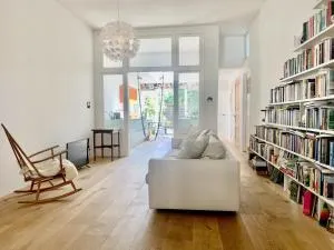 Royaal familiehuis met twee schattige katten in oude buurt bij binnenstad - Matsloot