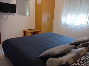 Apartments and rooms with parking space Krk - 13553