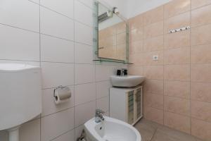 Apartments by the sea Pisak, Omis - 652