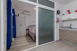 Apartments by the sea Pisak, Omis - 652