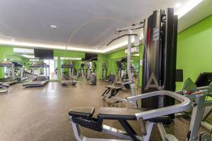 Luxury Condo, Hab Privada 100MB AC Gym Pool Cine