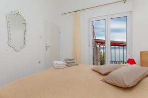 Apartments by the sea Pisak, Omis - 652