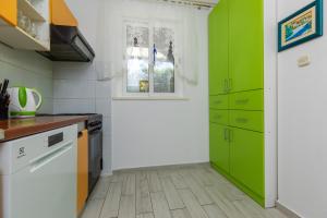 Apartments by the sea Brist, Makarska - 22463