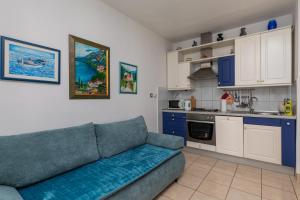 Apartments by the sea Brist, Makarska - 22463
