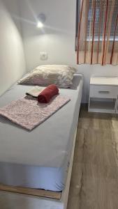 Apartments with parking space Vir - 23444