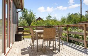 Gorgeous Home In Löttorp With Wifi