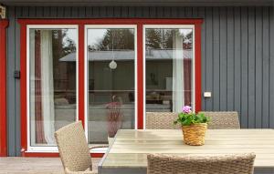 Gorgeous Home In Löttorp With Wifi