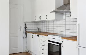 Gorgeous Home In Löttorp With Wifi