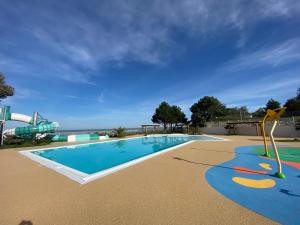 Maisons de vacances Mobile Home tout confort 4 pers, proche plage et centre, clim, TV, terrasse, parking - FR-1-709-75 : photos des chambres