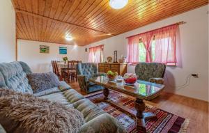 3 Bedroom Cozy Home In Klanac 