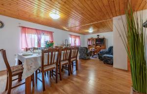 3 Bedroom Cozy Home In Klanac 