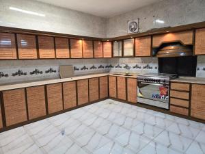 شقة 3 غرف مع حوش وسطوح مستقل بخميس مشيط