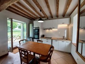 Maisons de vacances Retraite Champetre avec Home Cinema et Verger Libre Cueillette, pres de la Loire et des Chateaux - FR-1-590-435 : photos des chambres