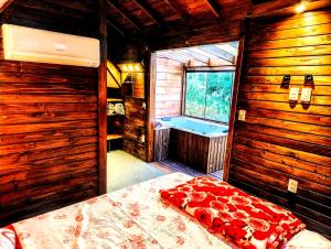 Cabana com banheira na colina