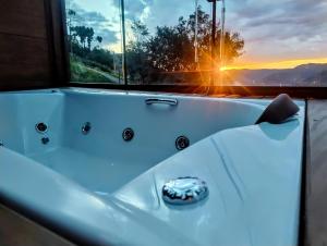 Cabana com banheira na colina