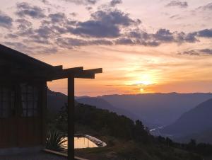 Chalé romântico com vista e banheira