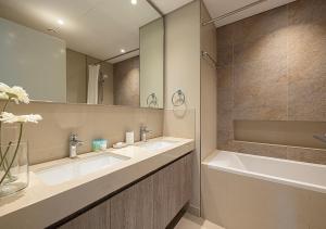 Luxury 2 BR Apartment, 5 Mins to Dubai Mall with Amazing view in DownTown Views 2