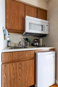 Lovely Beachside Studio at The Shores 5679