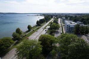 Luxury Downtown 2BDR Lake View 1st Floor Condo steps from Beach 102W