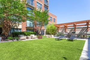 H St 1BR w Rooftop Pool Gym nr Metro WDC-512