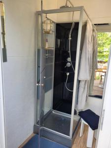 Bateaux Bateau sur terre pres du bassin : photos des chambres