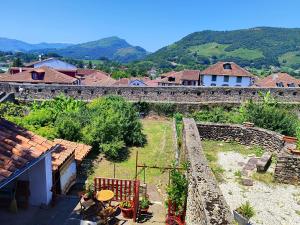 Auberge du Pèlerin Gîte de charme en pierre avec vue sur les montagnes