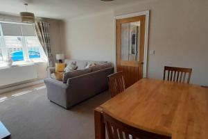 2 Bed House - Sleeps 4 - Pets - Garden - Parking
