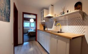 Hiša ob jezeru - House by the Lake