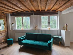 Historische Stadtmauer mit Seeblick