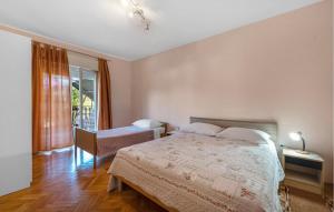 2 Bedroom Nice Apartment In Sibenik 