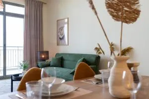 Green Oasis in Dubai - Expat Preferred Community - The Greens - The Views - Perfect for Business and Pleasure - Close to Metro - Park, Lakes and Jogging 1 min walk away - Yoga Classes by the Lake - 4 People - Big Balcony - 3 min drive to Sheikh Zayed Road - Dubai