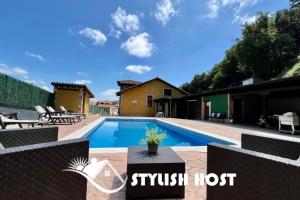 Secret Paradise, Stylish Host