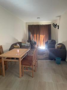 شاليه ٣ غرف وصالة بقرية اكوا فيو الساحل الشمالي