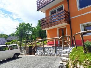 Riverdance with mountain view, garden and private parking