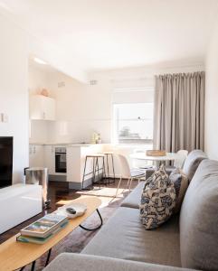 2 Mins to the Beach Modern gem Sleeps 4