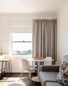 2 Mins to the Beach Modern gem Sleeps 4