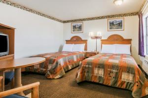 Double Room with Two Double Beds - Non-Smoking room in Travelodge by Wyndham Temple