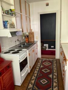 Makuuhuone retrohenkisessä taiteilijakodissa - Tampere Kaleva