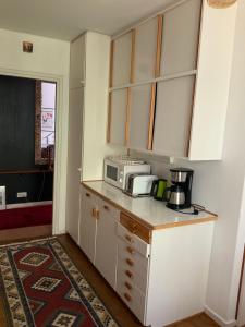 Makuuhuone retrohenkisessä taiteilijakodissa - Tampere Kaleva