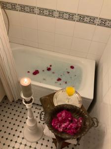 Makuuhuone retrohenkisessä taiteilijakodissa - Tampere Kaleva