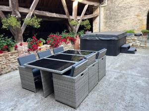 B&B / Chambres d'hotes Chambre d-hotes Domaine Cherps Spa et piscine : Chambre Triple avec Salle de Bains Privative