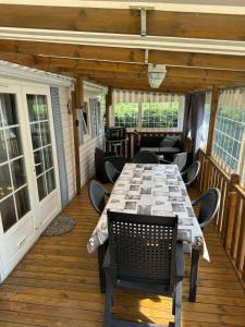 Maisons de vacances Bungalow charmant a Meschers-sur-Gironde avec piscine partagee : photos des chambres