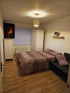 En-suite room in bungalow with parking and nearby tram and bus-stops - Chilwell