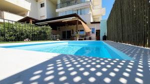 Gran Terraza con Vistas al Mar y Piscina