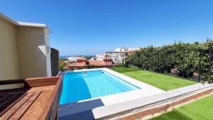 Gran Terraza con Vistas al Mar y Piscina
